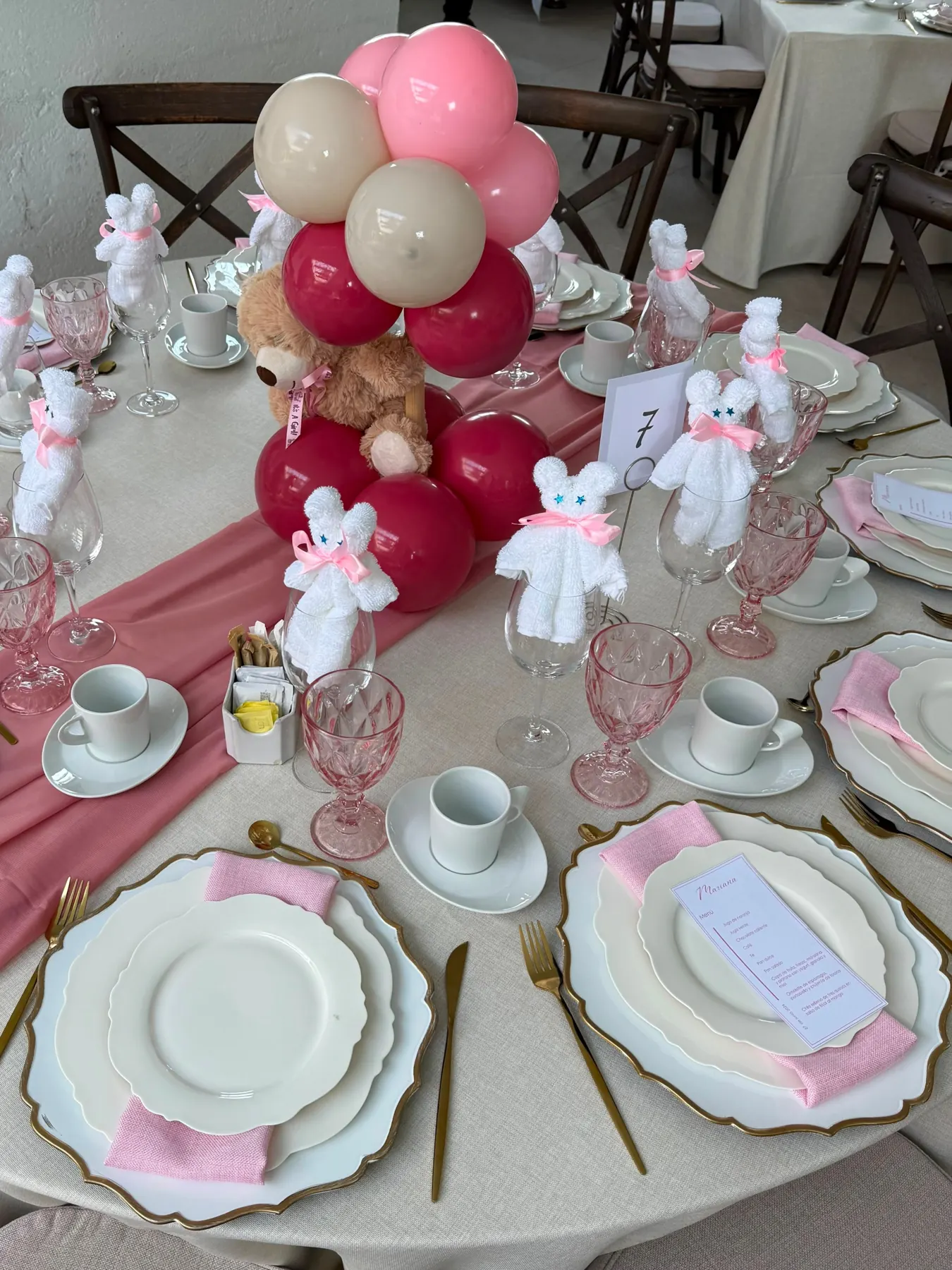 Mesa de baby shower con globos rosas