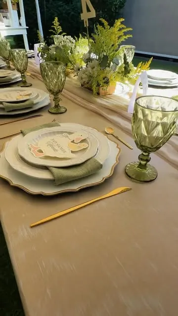 Mesa de brunch con copas verdes