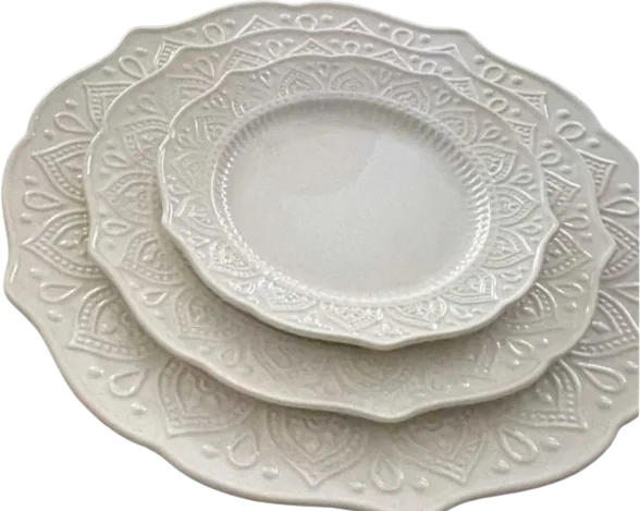 Set Paula: platos blancos con relieve floral
